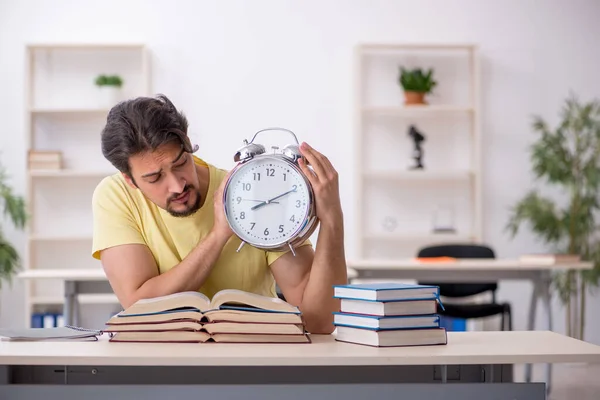 Ung manlig student förbereder sig för tentor i time management concep — Stockfoto