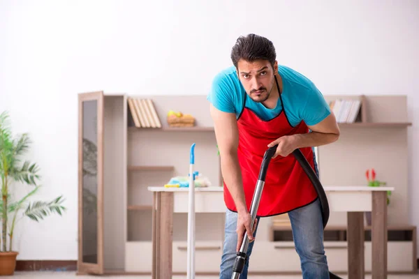年轻的男性承包商清扫房屋 — 图库照片