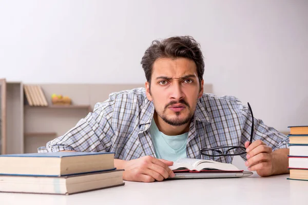 Giovane studente maschio preparazione per gli esami a casa — Foto Stock