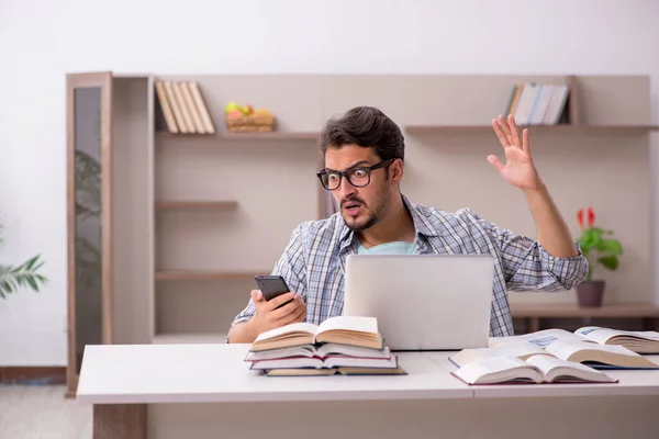 Joven estudiante masculino preparándose para los exámenes en casa —  Fotos de Stock