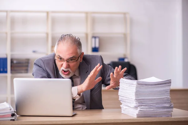 Ancien employé masculin travaillant sur le lieu de travail — Photo