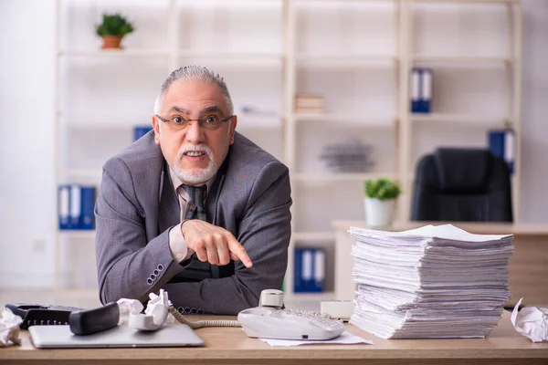 Alte männliche Mitarbeiter arbeiten am Arbeitsplatz — Stockfoto