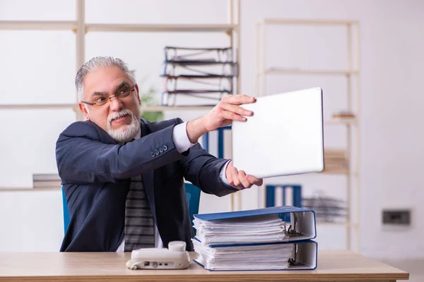 Alte männliche Angestellte unzufrieden mit exzessiver Arbeit im Büro — Stockfoto