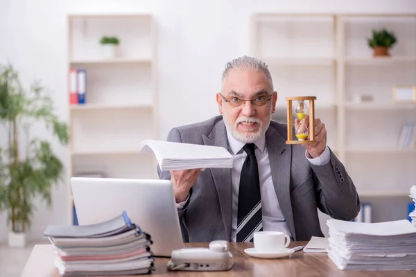 Velho empregado masculino no conceito de gerenciamento de tempo — Fotografia de Stock