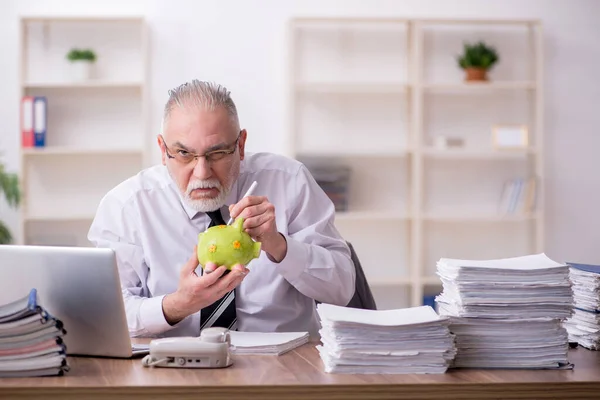 Velho empregado masculino no conceito de aposentadoria — Fotografia de Stock