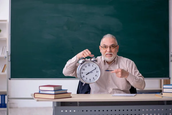 Alte männliche Lehrer im Zeitmanagement-Konzept — Stockfoto