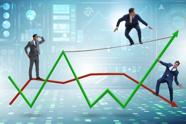Affärsman balansera på lina på linjediagram — Stockfoto