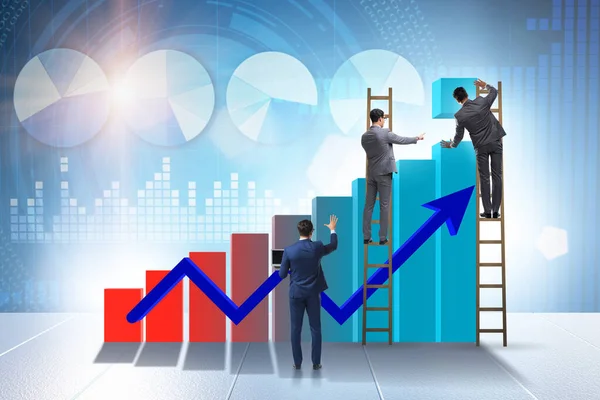 A gazdasági növekedést támogató üzletember a grafikonon — Stock Fotó