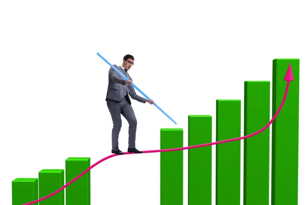 Zakenman loopt op strak touw tussen staafdiagram — Stockfoto