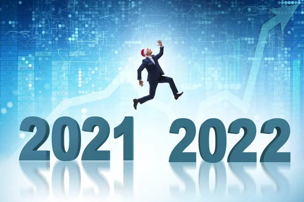 Biznesmen skaczący z roku 2021 do 2022 — Zdjęcie stockowe