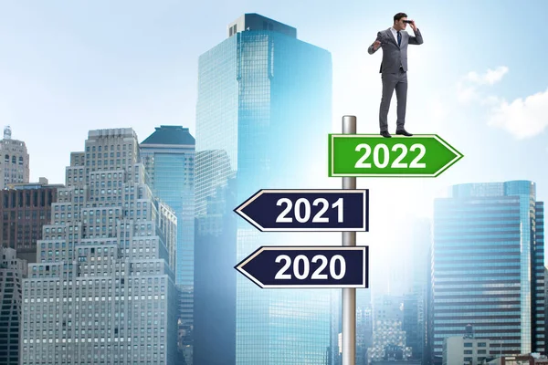 Бізнесмен на вивісці з 2021 по 2022 рік — стокове фото