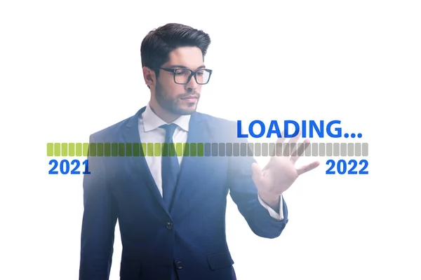 Homme d'affaires appuyant sur le bouton virtuel avec l'année 2022 — Photo