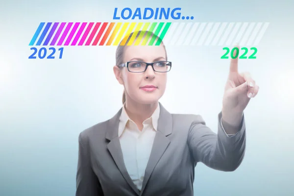 Affärskvinna trycker på virtuell knapp med år 2022 — Stockfoto