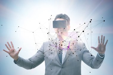 VR gözlüklü sinirsel ağ konsepti olan adam