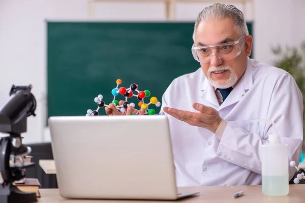 Viejo profesor químico en el aula —  Fotos de Stock