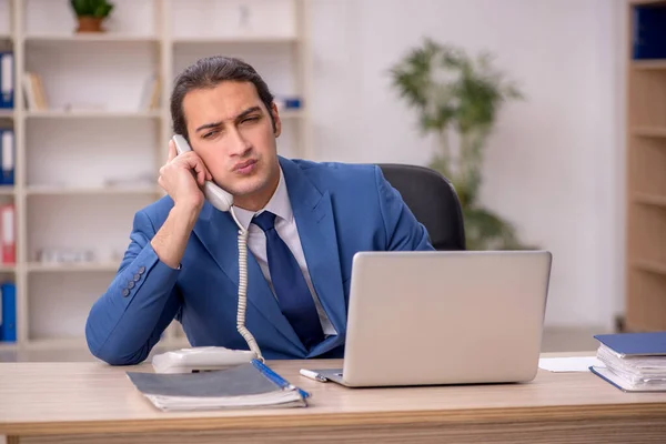 Joven empleado masculino sentado en la oficina —  Fotos de Stock
