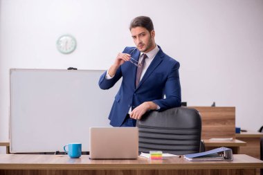 Telekonferans konseptinde genç ve yakışıklı işveren