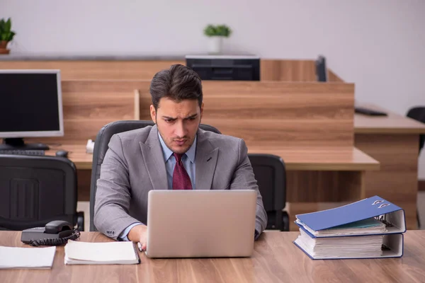 Young businessman employee working in the office — Stock Photo, Image