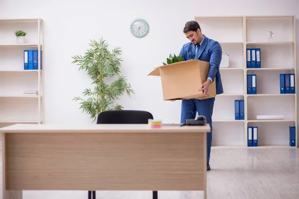 Joven empleado masculino en concepto de reubicación empresarial — Foto de Stock