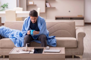 Genç adam kendini kötü hissediyor.