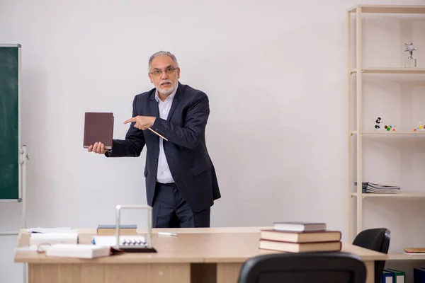 Viejo profesor delante de la pizarra — Foto de Stock