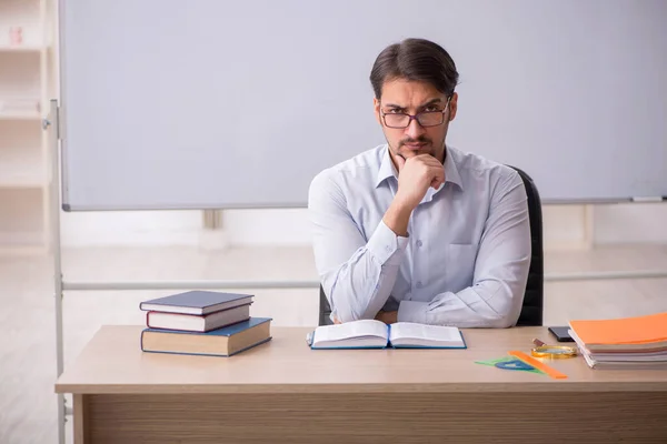 Jeune professeur masculin devant le tableau blanc — Photo