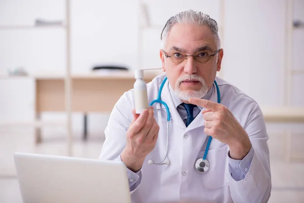 Viejo médico que trabaja en la clínica —  Fotos de Stock