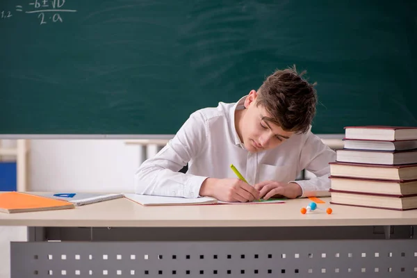 Jongen zit in de klas — Stockfoto