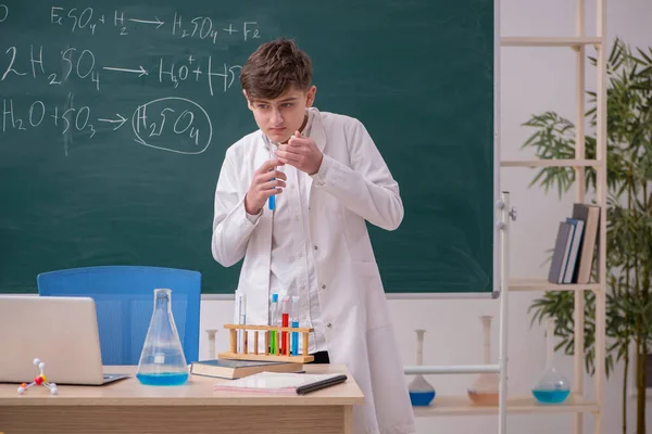Schüler studiert Chemie im Klassenzimmer — Stockfoto