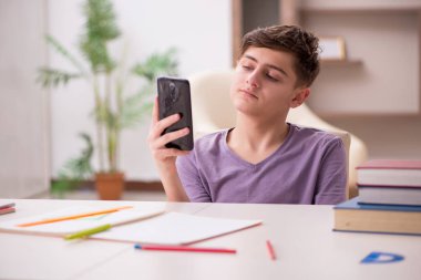 Öğrenci evde sınava hazırlanıyor.