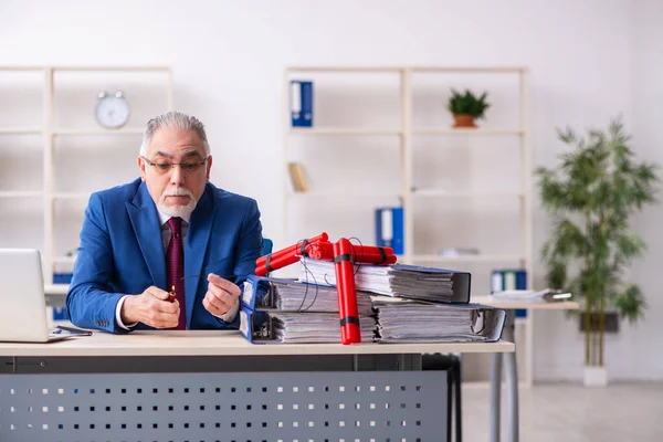 Vecchio dipendente maschio con dinamite in ufficio — Foto Stock