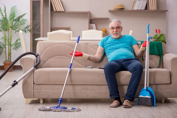 Velho limpando a casa — Fotografia de Stock