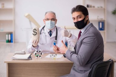 Genç işadamı aşı danışmanıyla yaşlı doktoru ziyaret ediyor.