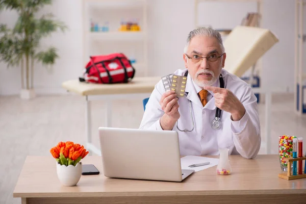 Homem velho médico farmacêutico que trabalha na clínica — Fotografia de Stock