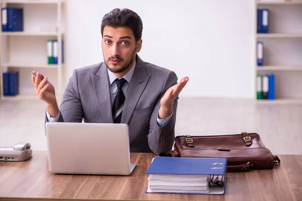 Jeune homme d'affaires employé travaillant dans le bureau — Photo