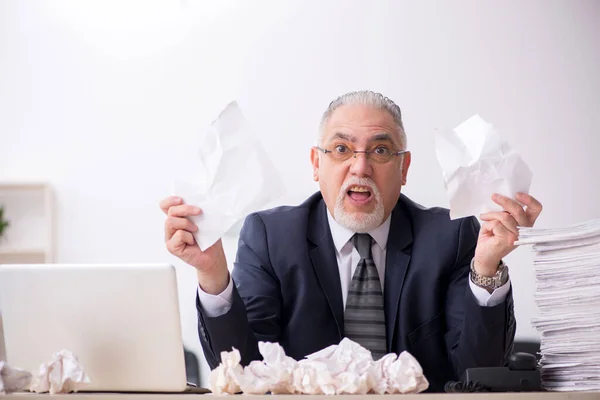 Velho empregado masculino no conceito de brainstorming — Fotografia de Stock