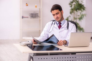 Klinikte çalışan genç bir erkek radyolog.