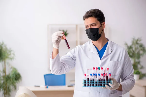 Ung biokemist som testar blodprov i pandemiskt koncept — Stockfoto