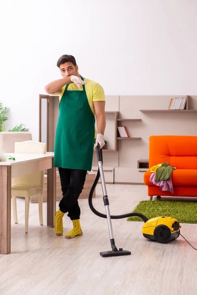 Jonge mannelijke aannemer schoonmaken van het huis binnen — Stockfoto