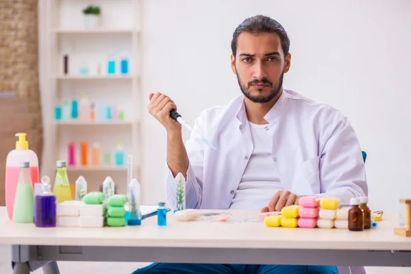 Jóvenes hombres químicos probando jabón en el laboratorio — Foto de Stock