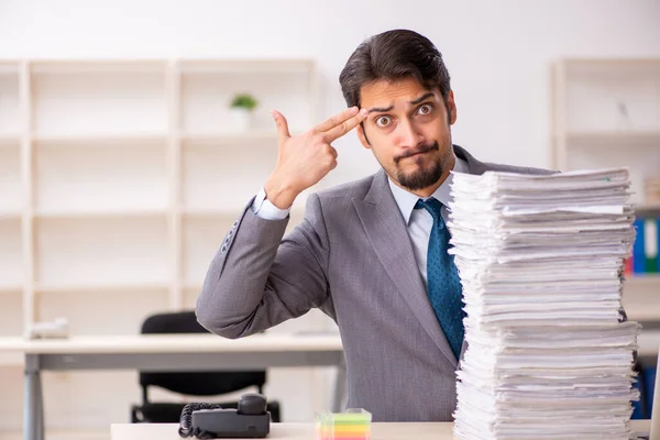 Junge männliche Angestellte unzufrieden mit exzessiver Arbeit im Büro — Stockfoto