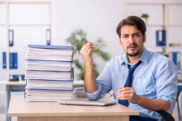 Giovane dipendente maschio e troppo lavoro in ufficio — Foto Stock