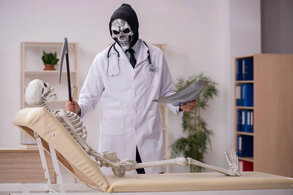Devil arts radioloog onderzoek skelet patiënt — Stockfoto