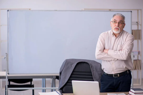 Alter männlicher Lehrer vor Whiteboard — Stockfoto