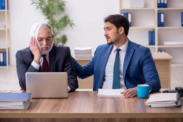 Old male employee suffering from toothache in the office — Stock Photo, Image
