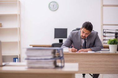 Ofiste çalışan genç bir erkek.