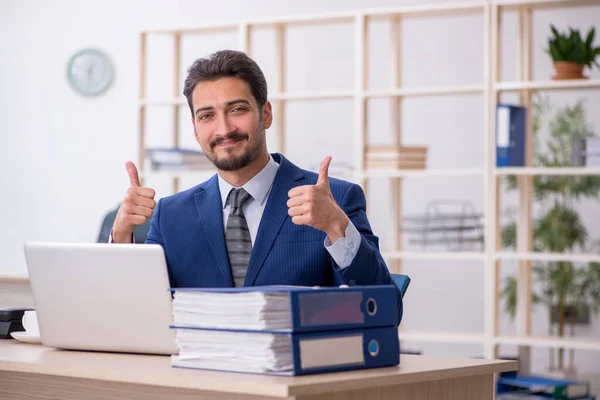 Joven empleado guapo que trabaja en la oficina — Foto de Stock