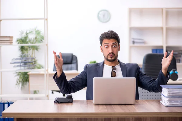 Joven empleado guapo que trabaja en la oficina —  Fotos de Stock