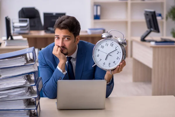 Jovem empresário empregado infeliz com excesso de trabalho no de — Fotografia de Stock