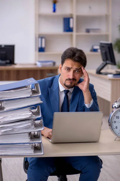 Empleado joven empresario infeliz con el trabajo excesivo en el de — Foto de Stock